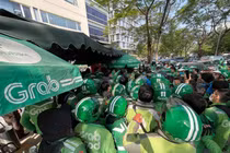 Hàng trăm tài xế “vây” trụ sở Grab ở Hà Nội