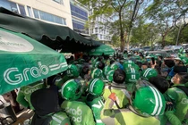 Hàng trăm tài xế “vây” trụ sở Grab ở Hà Nội