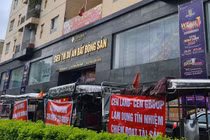 Khách hàng căng băng rôn, vây kín trụ sở Cen Land đòi tiền ở dự án Vườn Sen
