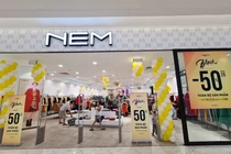 Black Friday: Hàng hiệu đua nhau treo biển giảm giá kịch sàn