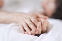 Cô gái trẻ không thể làm “chuyện ấy”, chồng động vào là khóc thét