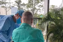 Video: Bệnh nhân 91 tự cầm bút viết bảng, ngồi xe lăn phơi nắng