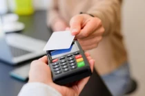 Rủ nhau kiểm tra thẻ tín dụng sau vụ vay 8,5 triệu thành nợ 8,8 tỷ 