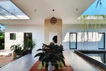 Con trai KTS xây nhà vườn có ao nhỏ tặng cha mẹ dưỡng già 