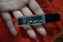 Nước hoa vùng kín có giúp chị em giữ chuyện chăn gối? 