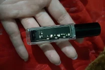 Nước hoa vùng kín có giúp chị em giữ chuyện chăn gối? 