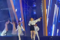 Hồ Ngọc Hà biểu diễn cực sung sau 1 tháng sinh em bé