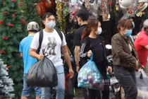 Chợ Giáng sinh lớn nhất TPHCM sôi động ngày cuối tuần