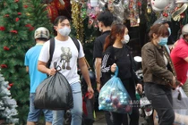 Chợ Giáng sinh lớn nhất TPHCM sôi động ngày cuối tuần