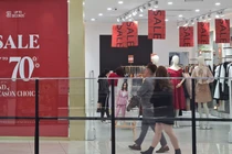 Quần áo, giày thời trang “sale sập sàn” hút khách ngày cận Tết