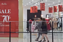 Quần áo, giày thời trang “sale sập sàn” hút khách ngày cận Tết