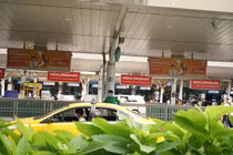 Sân bay Tân Sơn Nhất vắng vẻ vì Covid-19