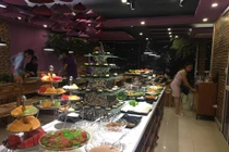 Khách hàng "tố" nhà hàng OhCha Lạc Long Quân bán buffet hải sản thối