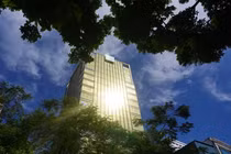 Tòa nhà ngân hàng Vietcombank “dát vàng” gây chói mắt giữa Thủ đô