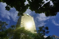 Tòa nhà ngân hàng Vietcombank “dát vàng” gây chói mắt giữa Thủ đô