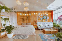 Biến sân thượng thành căn penthouse view siêu đỉnh, hồ cá Koi chơi vơi giữa trời