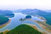 Vẻ đẹp hoang sơ hồ nước Yên Bồng