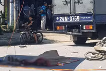 Video: Đâm vào ôtô tải, tài xế xe máy tử vong 