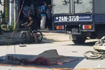 Video: Đâm vào ôtô tải, tài xế xe máy tử vong 