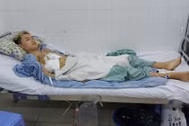 Video: Nam thanh niên bị kẻ lạ mặt đâm gục trong chợ ở Biên Hòa