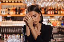 Yêu 3 năm mới biết bạn trai đã có gia đình, vợ vừa sinh