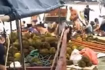 "Hôi" sầu riêng từ thuyền hàng bị lật, hơn 500 người xanh mặt nhập viện