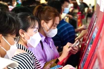 Tân Sơn Nhất đông hơn Tết, khách đổ xô chi thêm tiền check-in nhanh