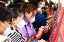 Tân Sơn Nhất đông hơn Tết, khách đổ xô chi thêm tiền check-in nhanh