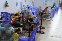 Bệnh viện dã chiến TP HCM quá tải, kê giường cho F0 nằm hành lang