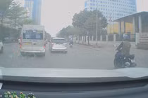 Ôtô 16 chỗ và xe con đánh võng, chèn ép nhau trên đường