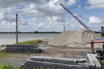 Hành lang đê Hữu Hồng bị “xẻ thịt”: Chính quyền nói gì?