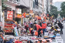 Thiên đường mua sắm giá rẻ cho sinh viên xả hàng Tết, đông nghịt người mua