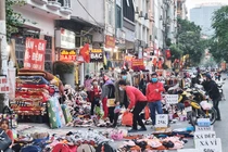 Thiên đường mua sắm giá rẻ cho sinh viên xả hàng Tết, đông nghịt người mua