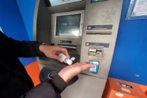 Cây ATM ở Hà Nội cáu bẩn, khách sợ Covid-19 phải mang theo nước rửa tay 