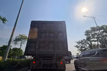 “Binh đoàn” xe gắn logo Hưng Phát có dấu hiệu cơi nới thành thùng... tung hoành đường đê sông Hồng 