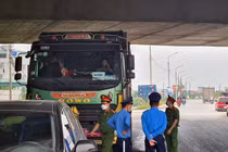 Thanh tra GTVT và CS môi trường “đột kích” xe quá tải: Doanh nghiệp đến xin xử phạt... "nhẹ"