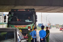 Thanh tra GTVT và CS môi trường “đột kích” xe quá tải: Doanh nghiệp đến xin xử phạt... "nhẹ"