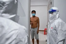 Bên trong bệnh viện dã chiến điều trị COVID-19 ở Thủ Thiêm