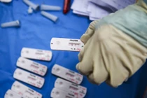 Cấp bách đưa kit test COVID-19 vào bình ổn giá