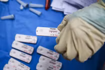 Cấp bách đưa kit test COVID-19 vào bình ổn giá