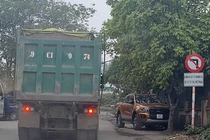 Hà Nội: Binh đoàn xe nghi quá tải chạy vào đường cấm, “cày nát” đê Nguyễn Khoái