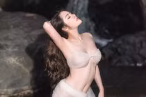 Chị em Việt nô nức “đu trend” mặc bikini, váy ngủ vào rừng, trèo đèo, lội suối