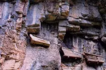 “Bí ẩn quan tài treo” khiến cộng đồng khảo cổ học sửng sốt