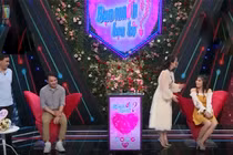 Thầy giáo vừa đàn vừa hát cua gái khiến bà mối cũng muốn giành bấm nút