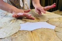 Lấy lá sen về vẽ, 8X bán cả chục triệu đồng một bức tranh 