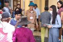 Thôn thu lại tiền cứu trợ, nếu dân không tự nguyện nộp là vi phạm pháp luật