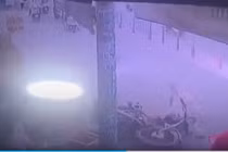 Video: Tài xế xe máy tử vong sau cú tông cột điện 