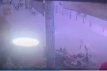 Video: Tài xế xe máy tử vong sau cú tông cột điện 