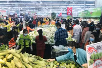 Chen nhau mua rau củ quả ở siêu thị Hà Nội "tích trữ" giữa dịch corona