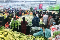 Chen nhau mua rau củ quả ở siêu thị Hà Nội "tích trữ" giữa dịch corona